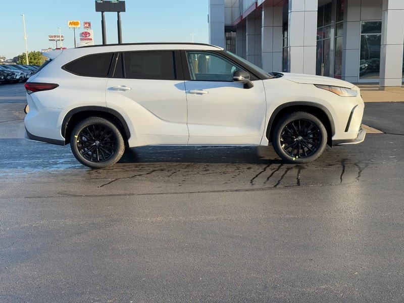 Toyota Highlander Vehicle Image 2