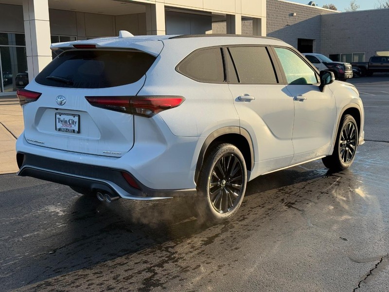 Toyota Highlander Vehicle Image 3