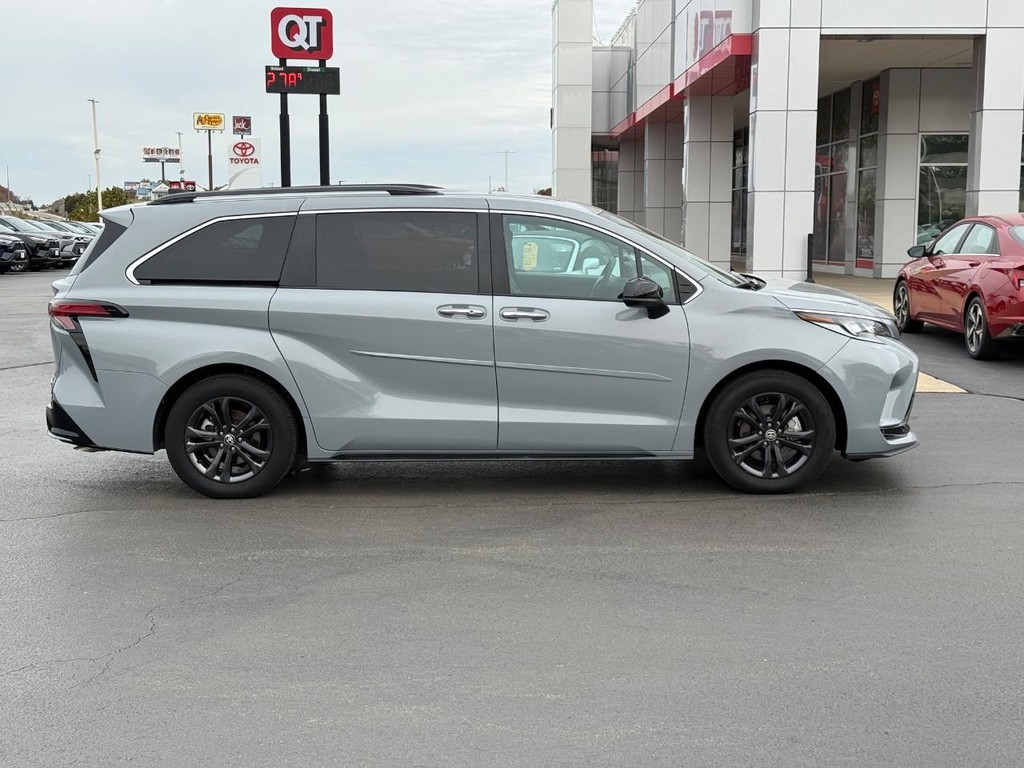 Toyota Sienna Vehicle Image 2