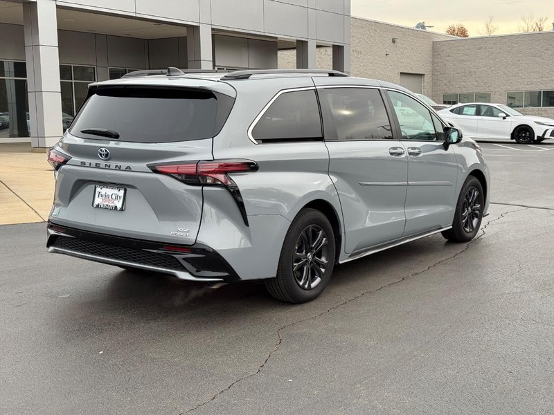 Toyota Sienna Vehicle Image 3