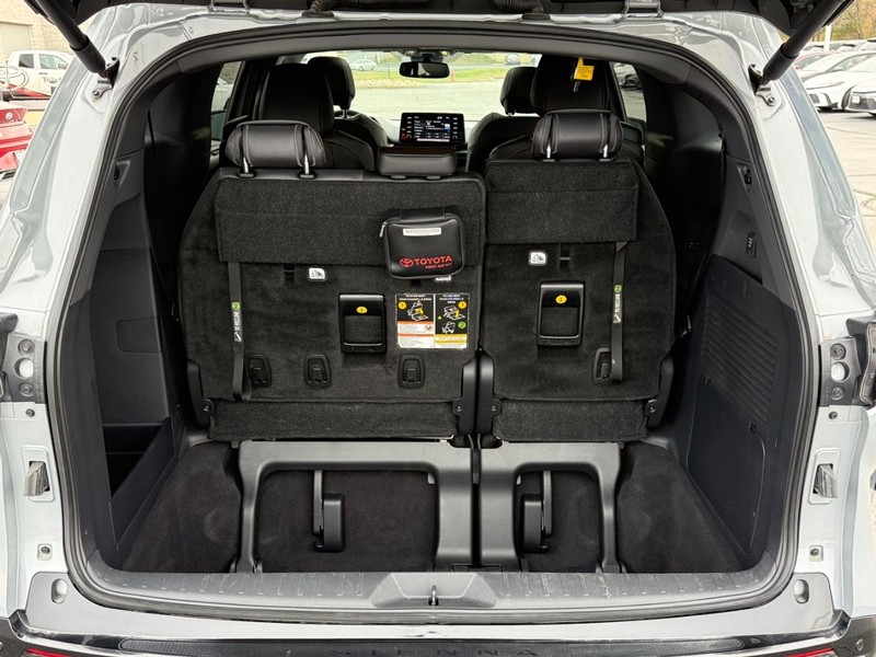 Toyota Sienna Vehicle Image 4