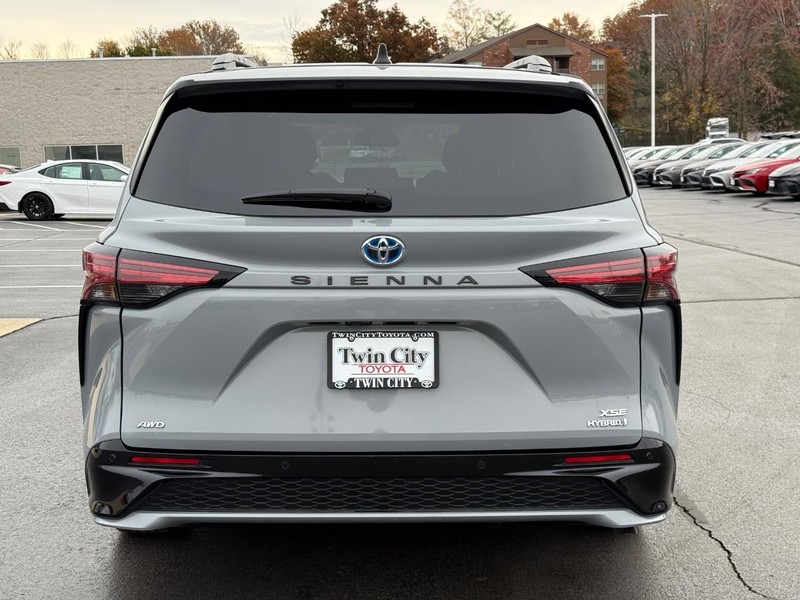 Toyota Sienna Vehicle Image 5