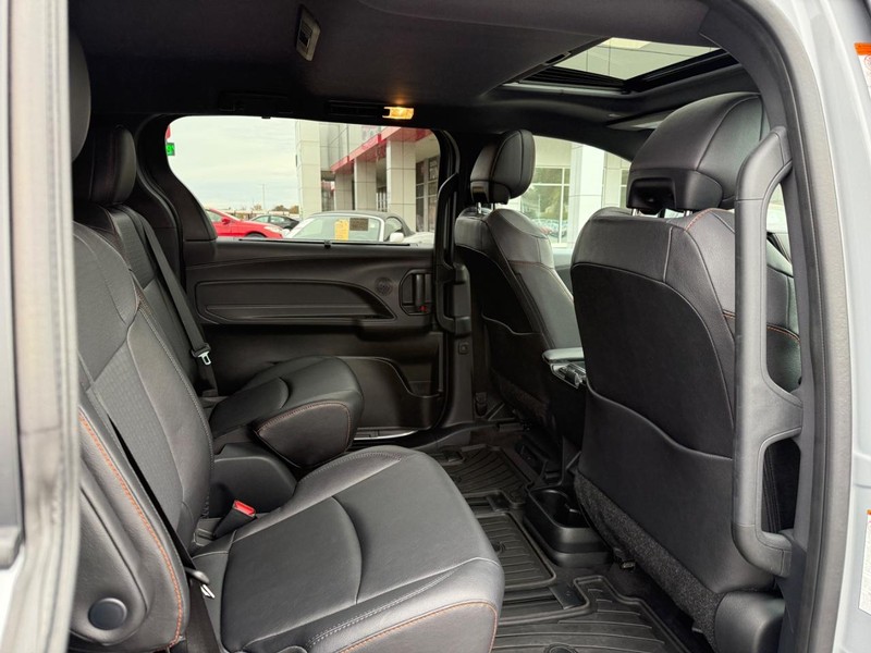 Toyota Sienna Vehicle Image 12