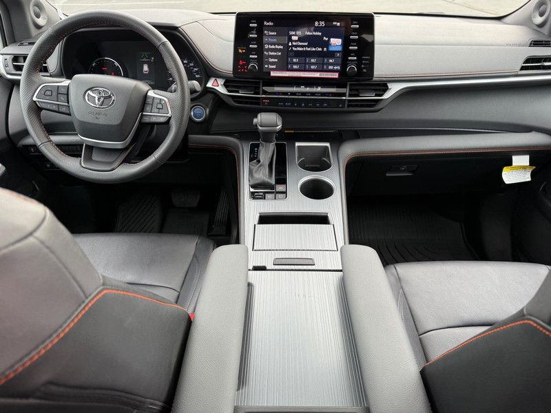 Toyota Sienna Vehicle Image 13