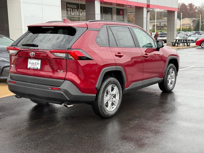 Toyota RAV4 Vehicle Image 3