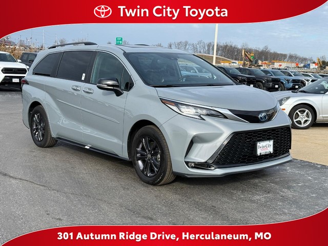 2024 Toyota Sienna XSE's photo