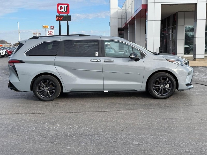 Toyota Sienna Vehicle Image 2