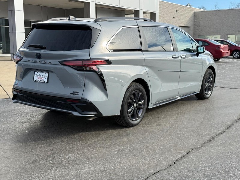 Toyota Sienna Vehicle Image 3