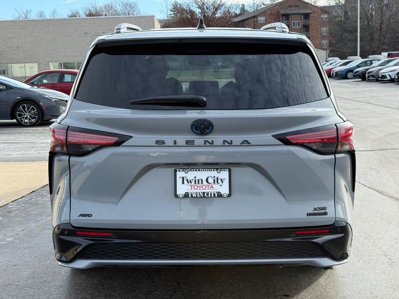 Toyota Sienna Vehicle Image 5
