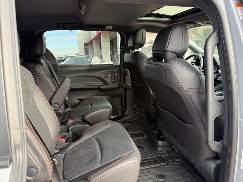 Toyota Sienna Vehicle Image 11