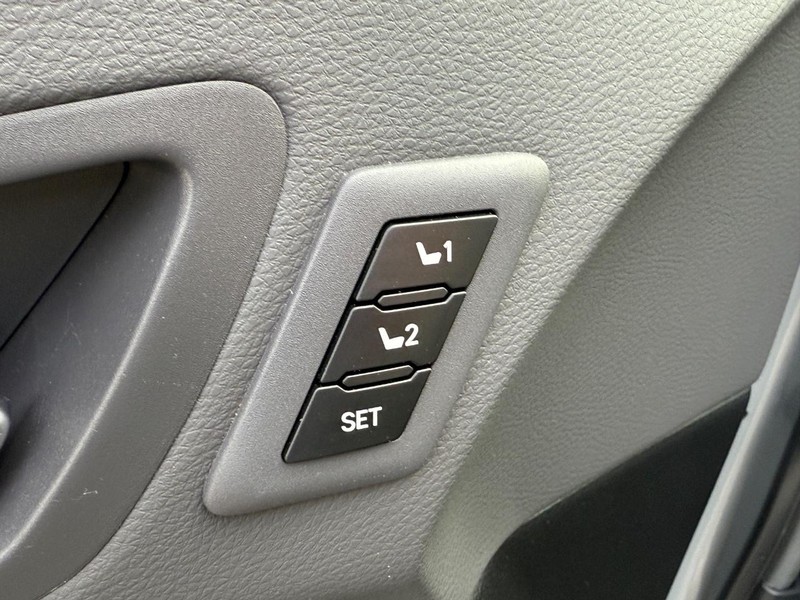 Toyota Sienna Vehicle Image 16