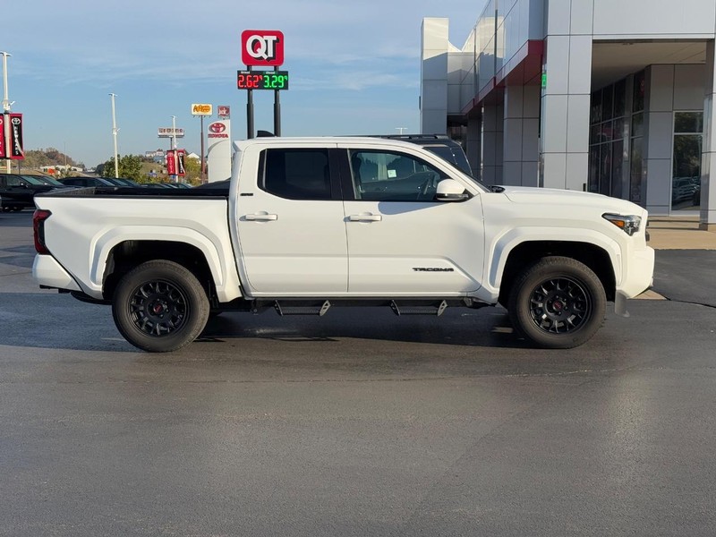 Toyota Tacoma 4WD Vehicle Image 2