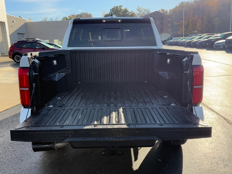 Toyota Tacoma 4WD Vehicle Image 4