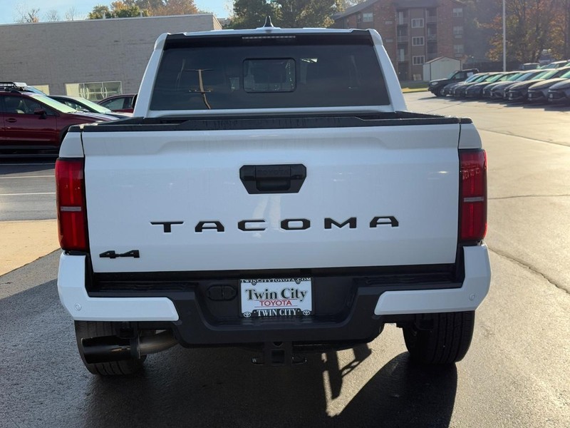Toyota Tacoma 4WD Vehicle Image 5