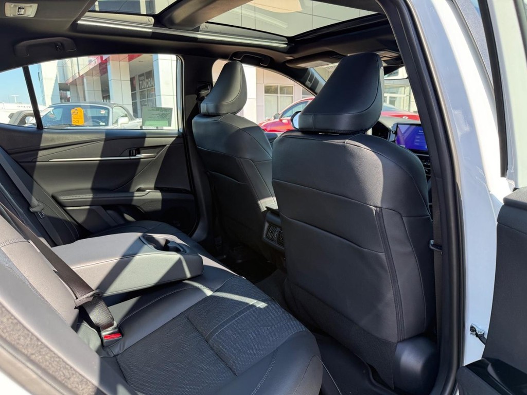 Toyota Camry Vehicle Image 6