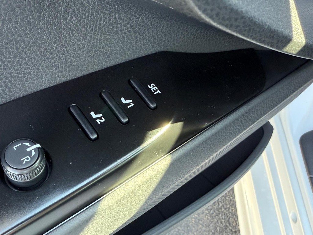 Toyota Camry Vehicle Image 11