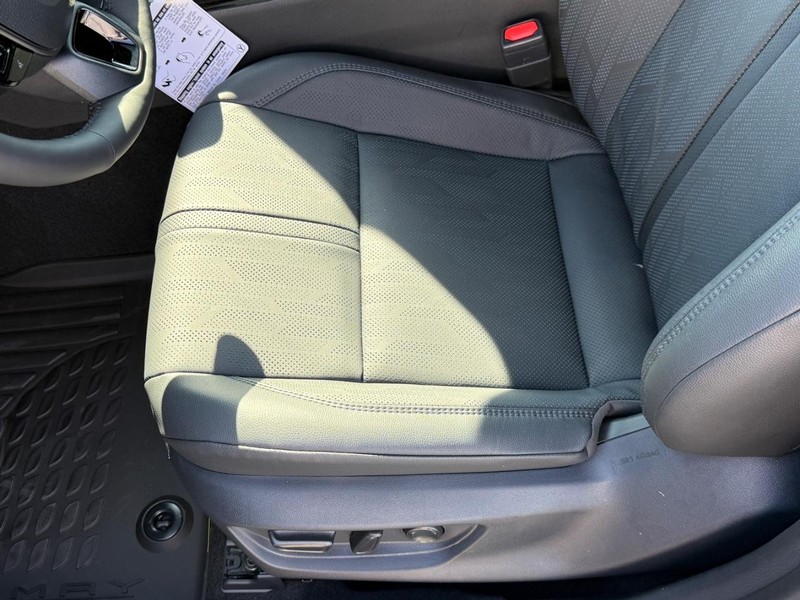 Toyota Camry Vehicle Image 12