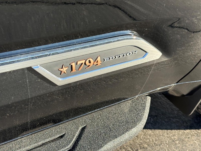 Toyota Tundra 4WD Vehicle Image 6