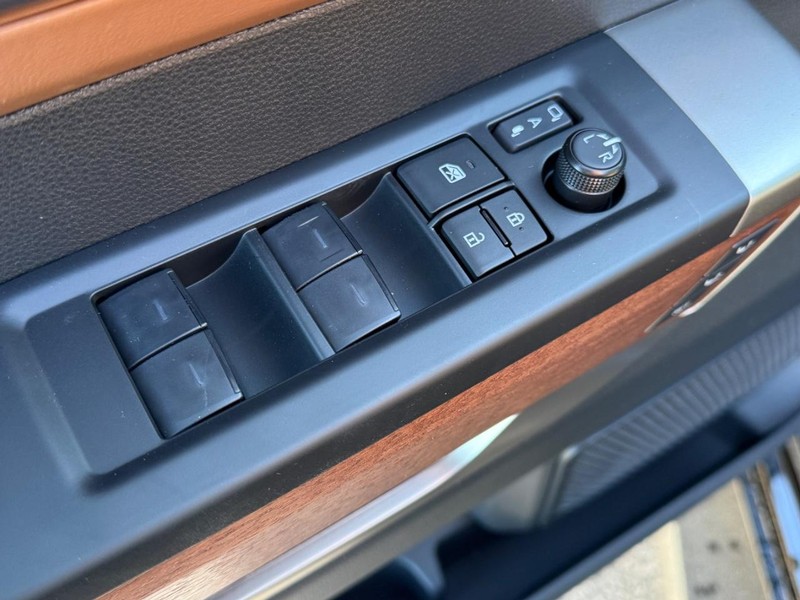 Toyota Tundra 4WD Vehicle Image 11