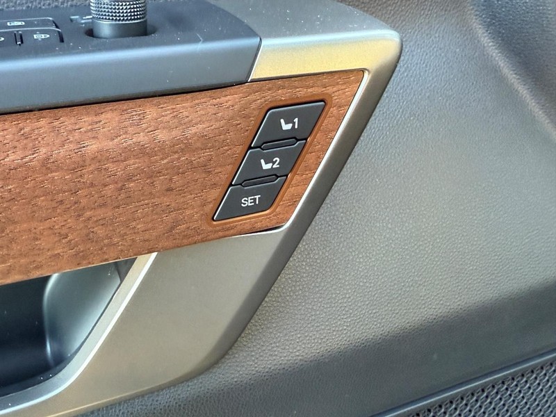 Toyota Tundra 4WD Vehicle Image 12