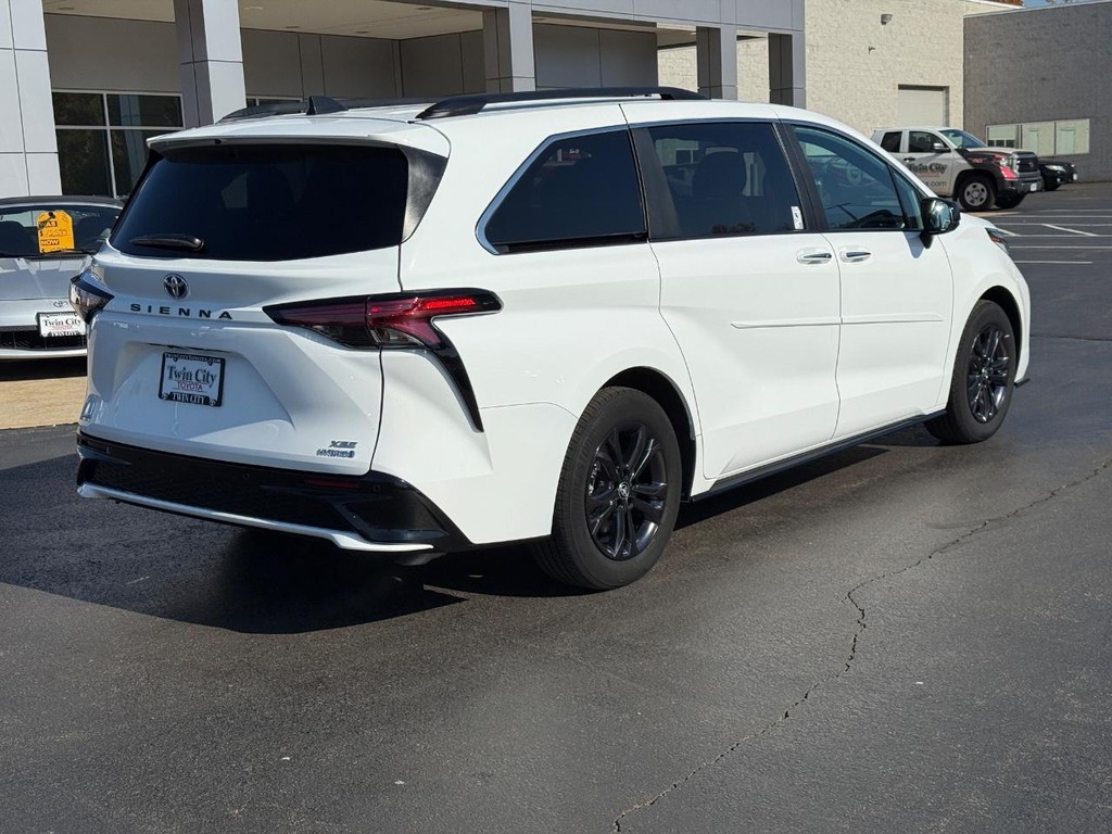 Toyota Sienna Vehicle Image 3