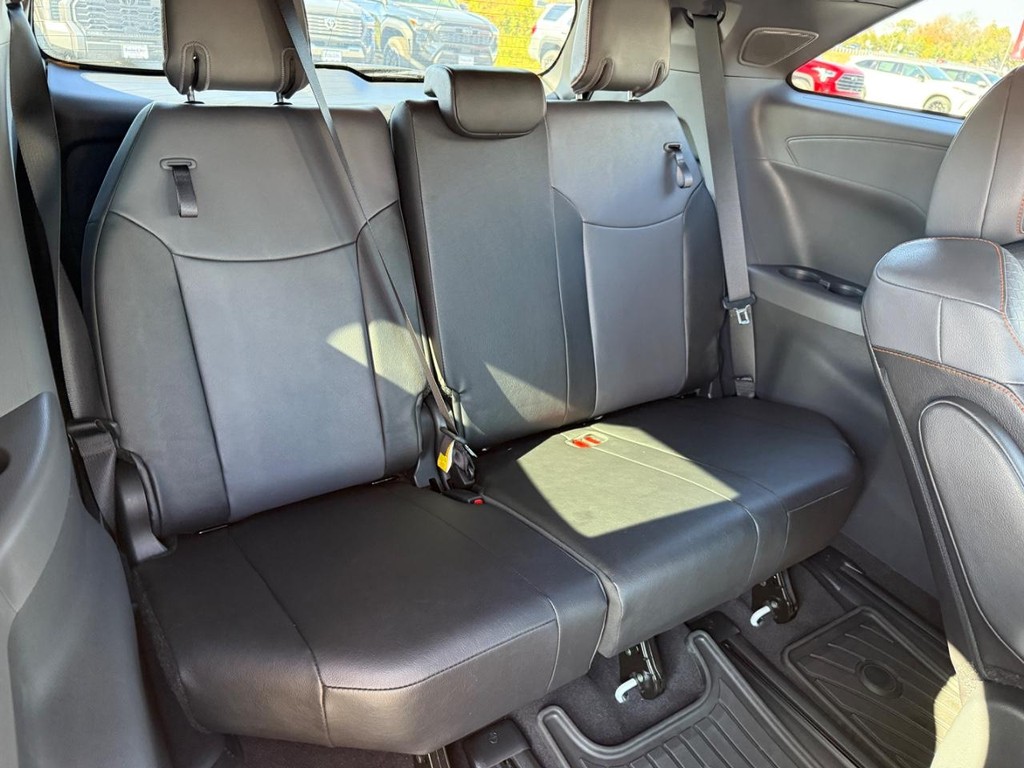 Toyota Sienna Vehicle Image 11