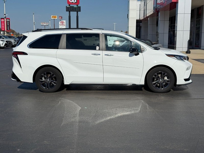 Toyota Sienna Vehicle Image 2