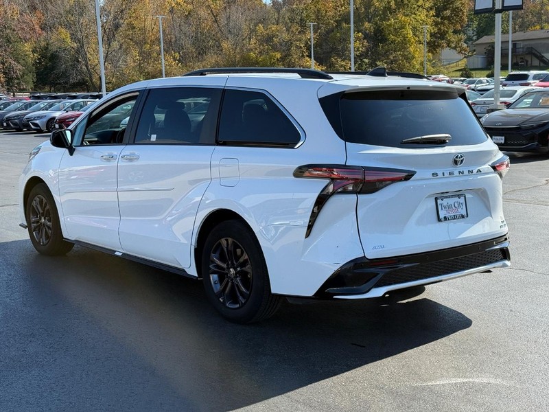 Toyota Sienna Vehicle Image 7
