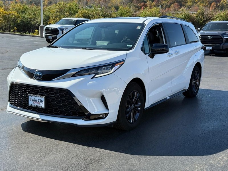 Toyota Sienna Vehicle Image 9