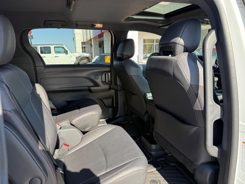 Toyota Sienna Vehicle Image 12