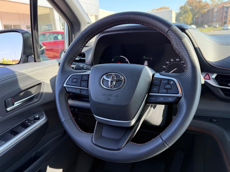 Toyota Sienna Vehicle Image 14