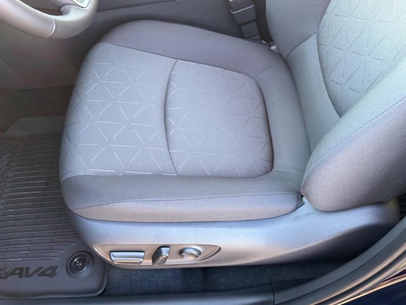 Toyota RAV4 Vehicle Image 11