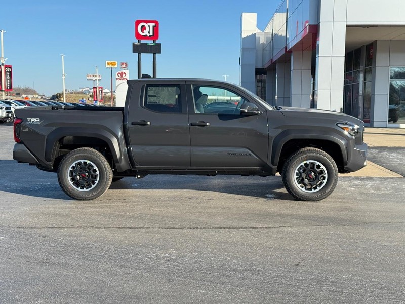 Toyota Tacoma 4WD Vehicle Image 2