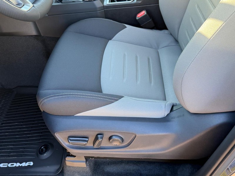 Toyota Tacoma 4WD Vehicle Image 11