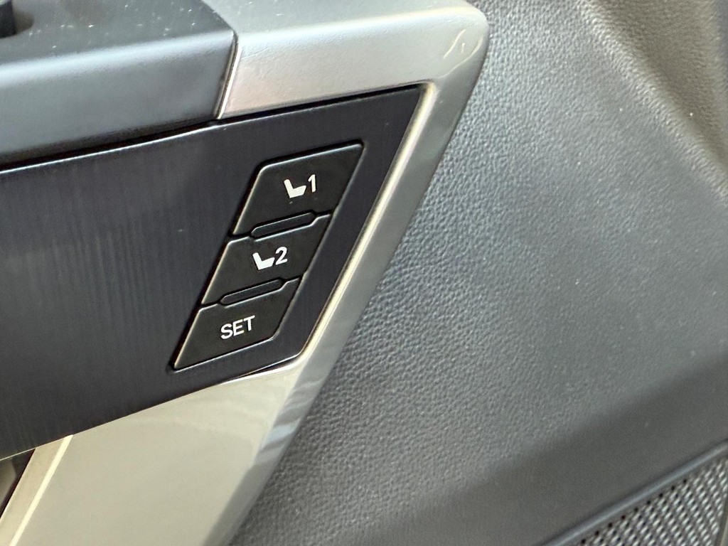 Toyota Tundra 4WD Vehicle Image 16