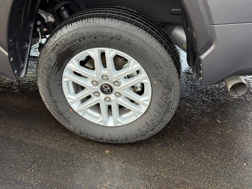 Toyota Tundra 4WD Vehicle Image 7