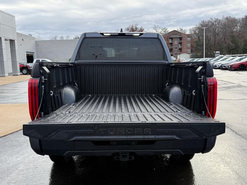Toyota Tundra 4WD Vehicle Image 4