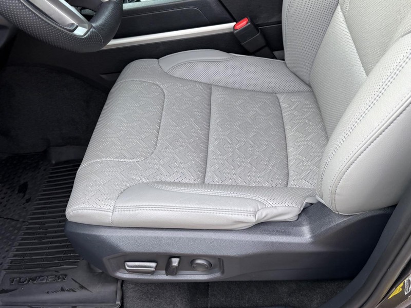 Toyota Tundra 4WD Vehicle Image 16