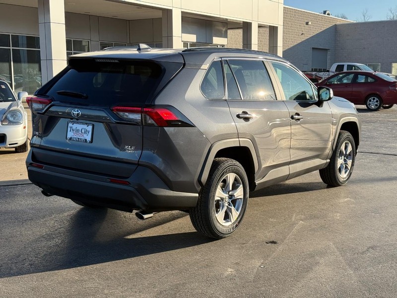 Toyota RAV4 Vehicle Image 3