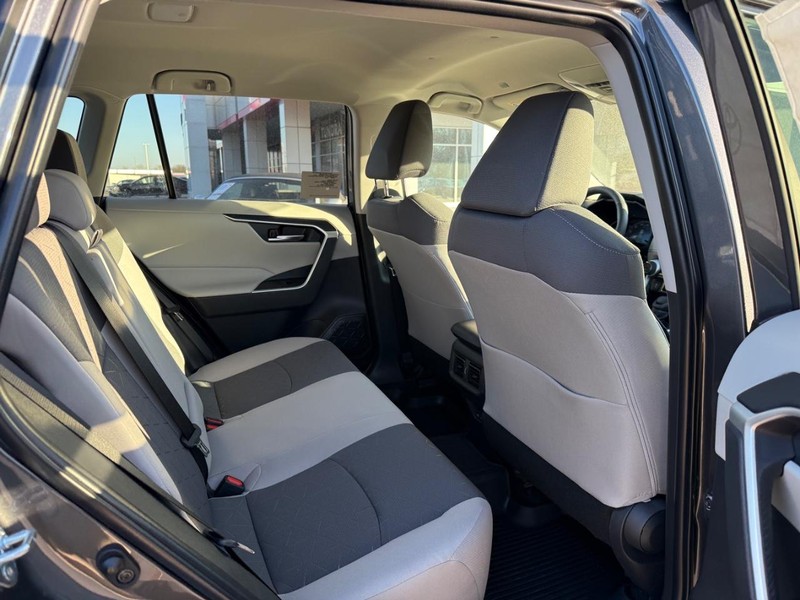 Toyota RAV4 Vehicle Image 6