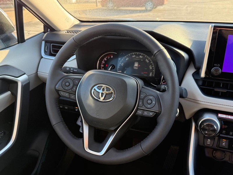 Toyota RAV4 Vehicle Image 8