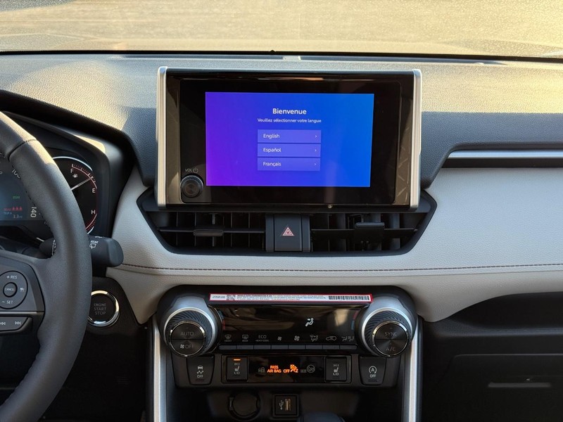 Toyota RAV4 Vehicle Image 9