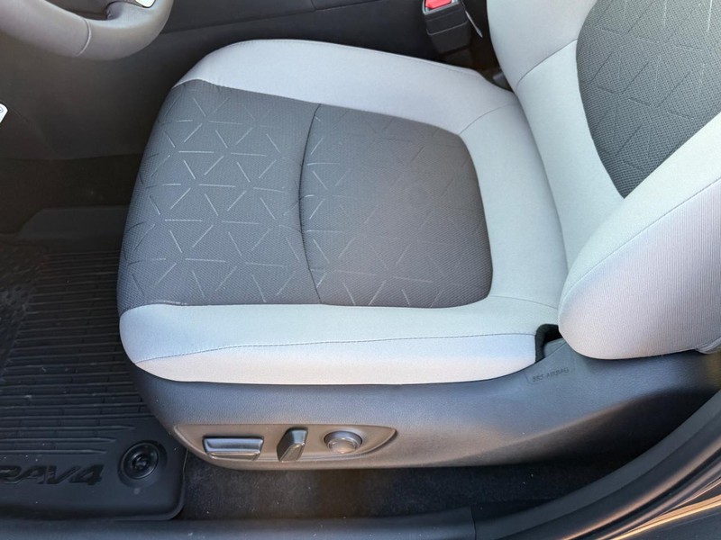 Toyota RAV4 Vehicle Image 11