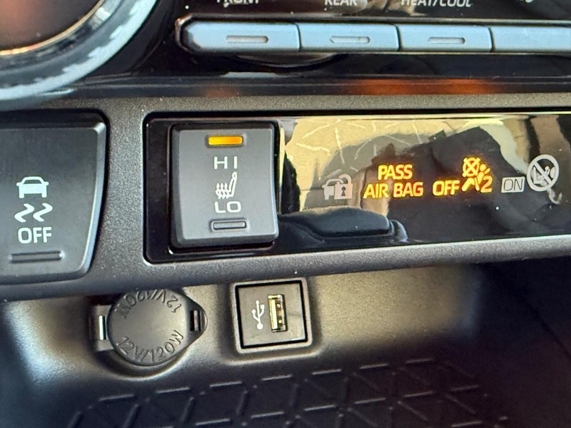 Toyota RAV4 Vehicle Image 16