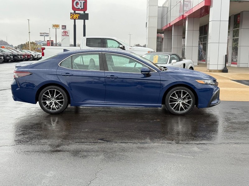 Toyota Camry Vehicle Image 2