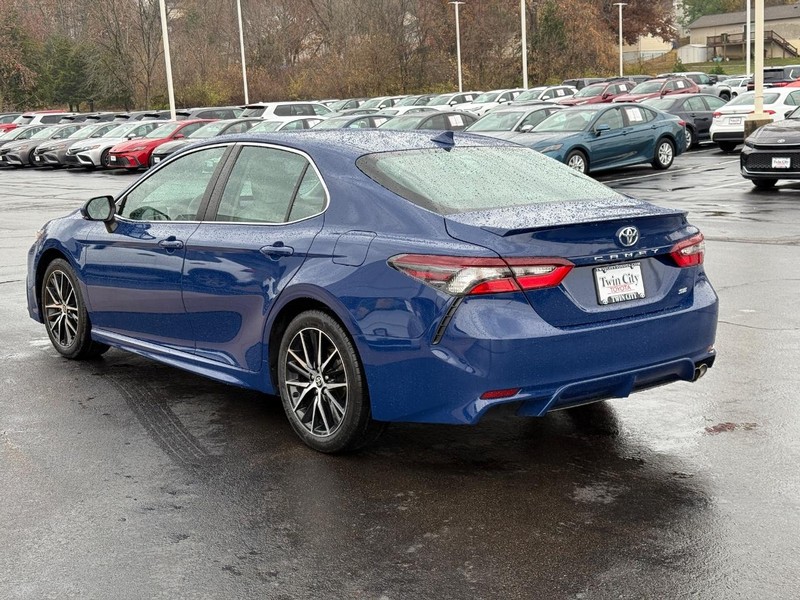 Toyota Camry Vehicle Image 6