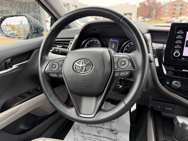 Toyota Camry Vehicle Image 12