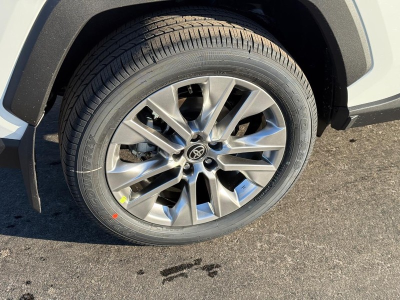 Toyota RAV4 Vehicle Image 5