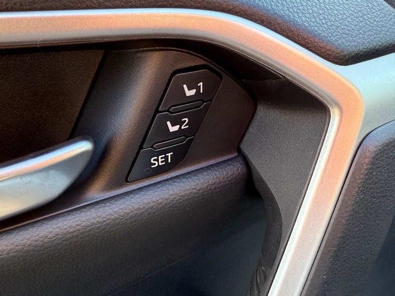 Toyota RAV4 Vehicle Image 11