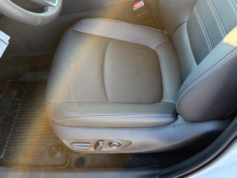 Toyota RAV4 Vehicle Image 12